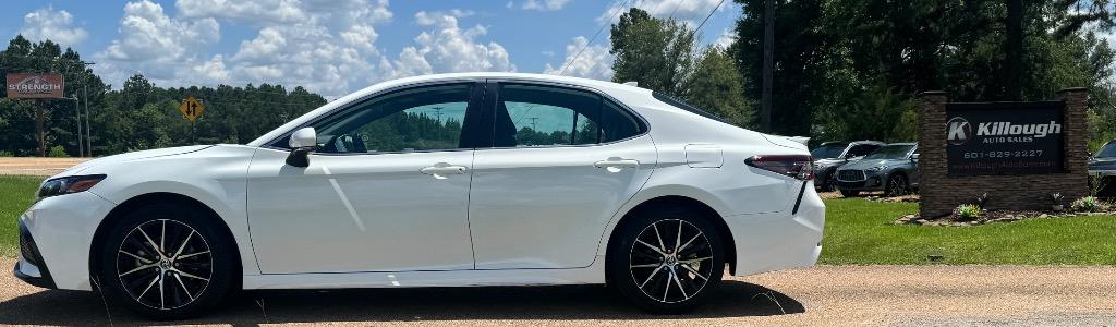 2023 Toyota Camry SE's photo